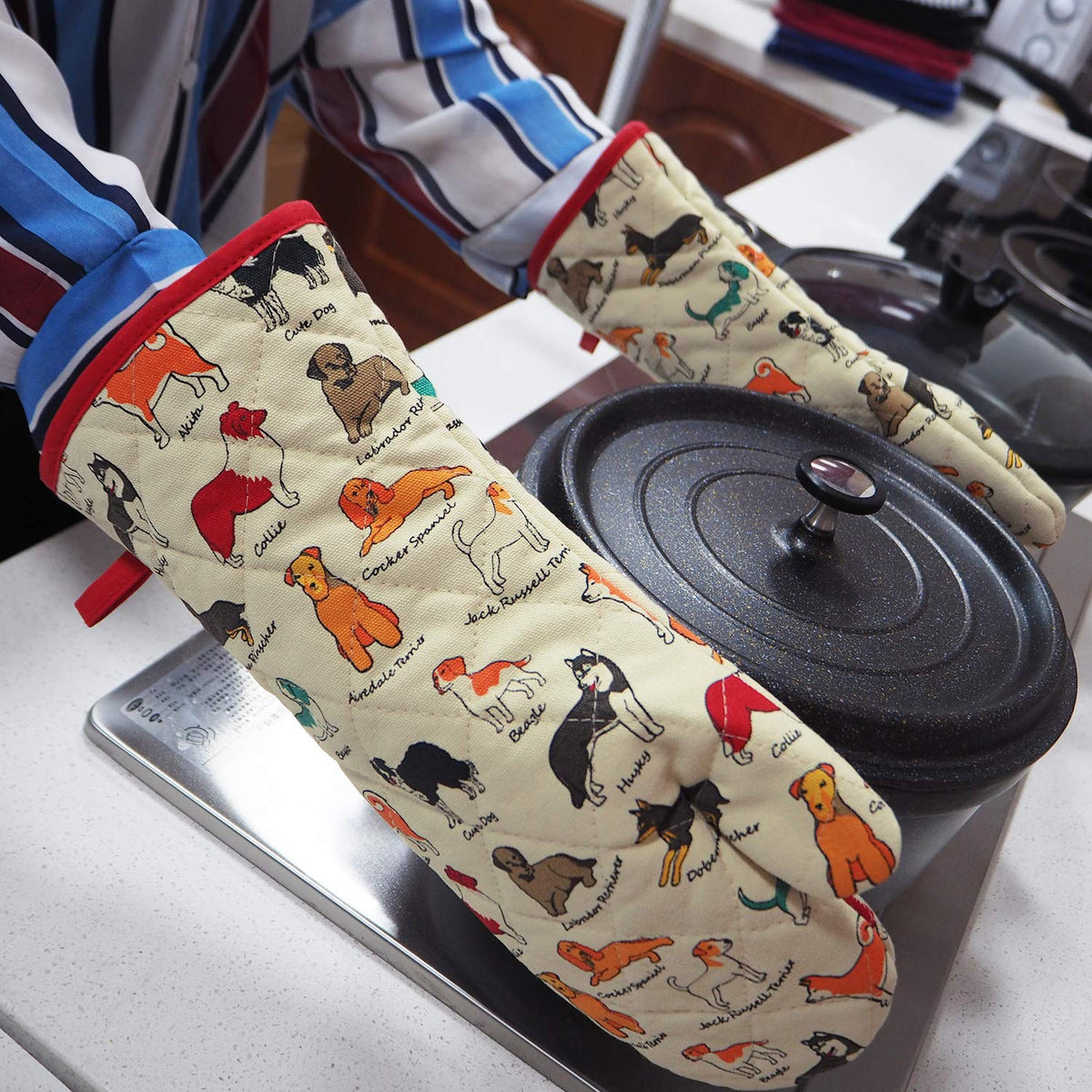 Red LMLDETA silicone-grip oven mitt ensures stable handling of pots and skillets.