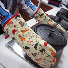 Red LMLDETA silicone-grip oven mitt ensures stable handling of pots and skillets.
