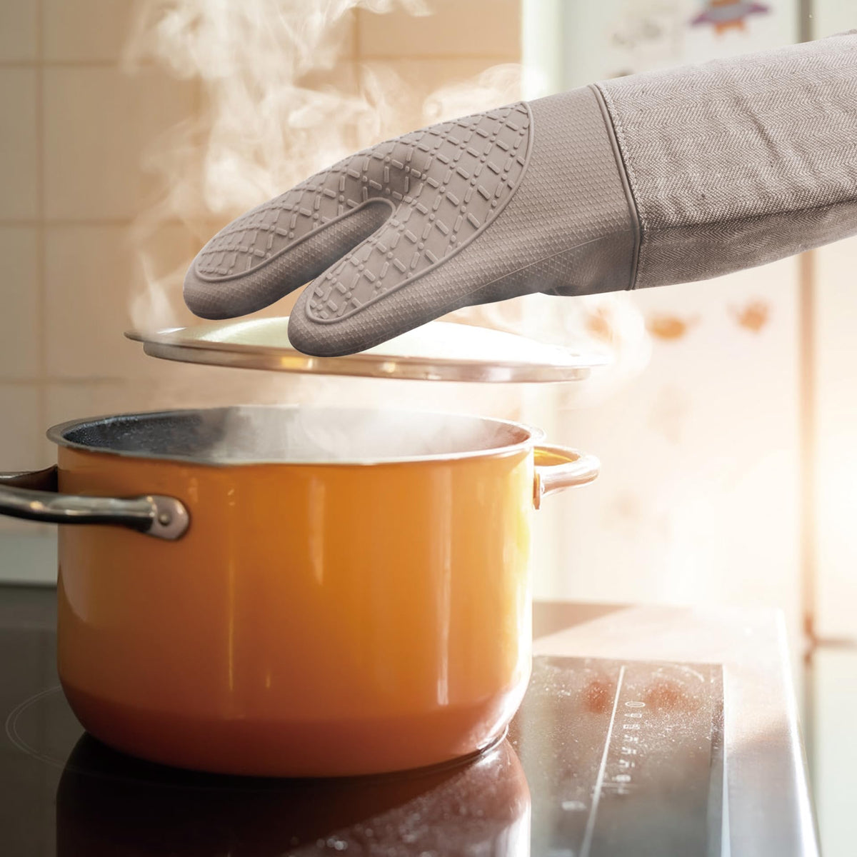 RED LMLDETA reinforced stitching and lining for durable kitchen gloves.