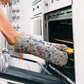 Red LMLDETA versatile mitt for oven, microwave, and stove use