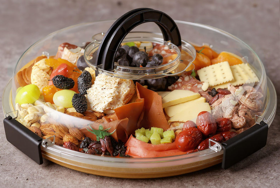 Renmxj round charcuterie board with clear lid, ideal for picnics and freshness.