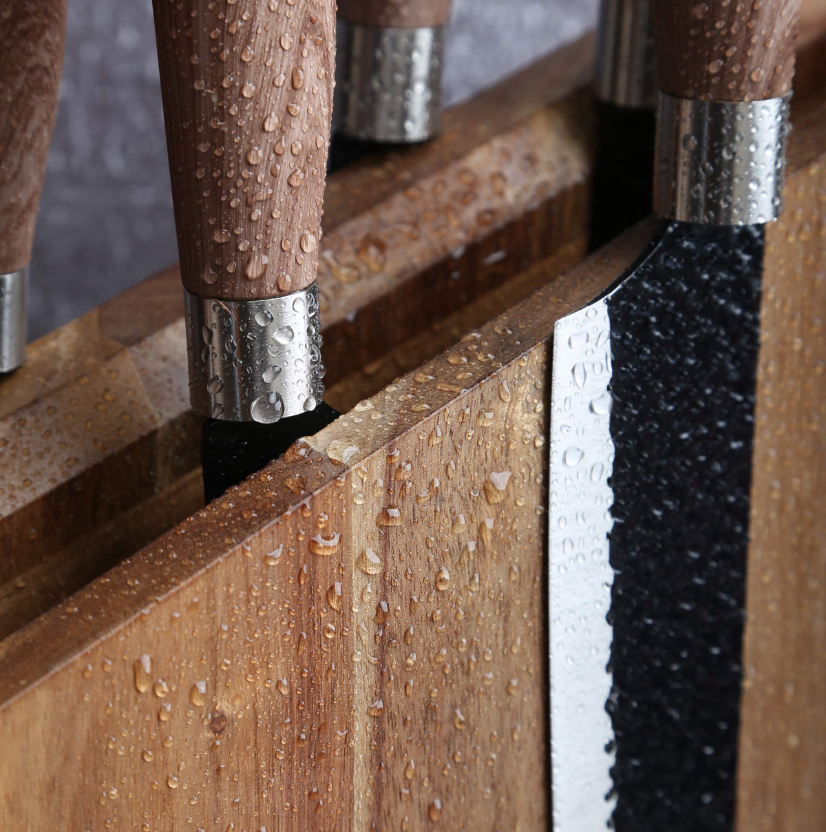 Resafy anti-slip base ensures stable placement on slick countertops