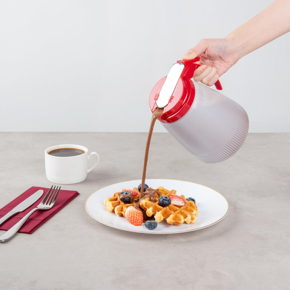 Restaurantware Chef 101 large handle facilitates easy carrying and pouring.