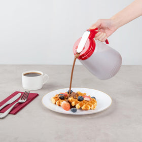 Restaurantware Chef 101 large handle facilitates easy carrying and pouring.