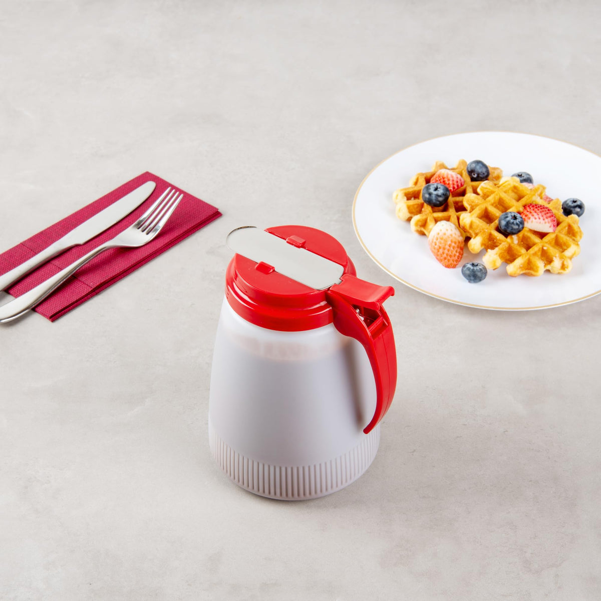 Restaurantware Chef 101 red lid helps quick syrup identification on tabletops.