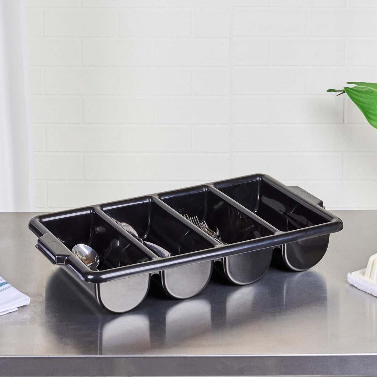 Restaurantware durable crack-resistant plastic ensures long-lasting reliability in busy kitchens.