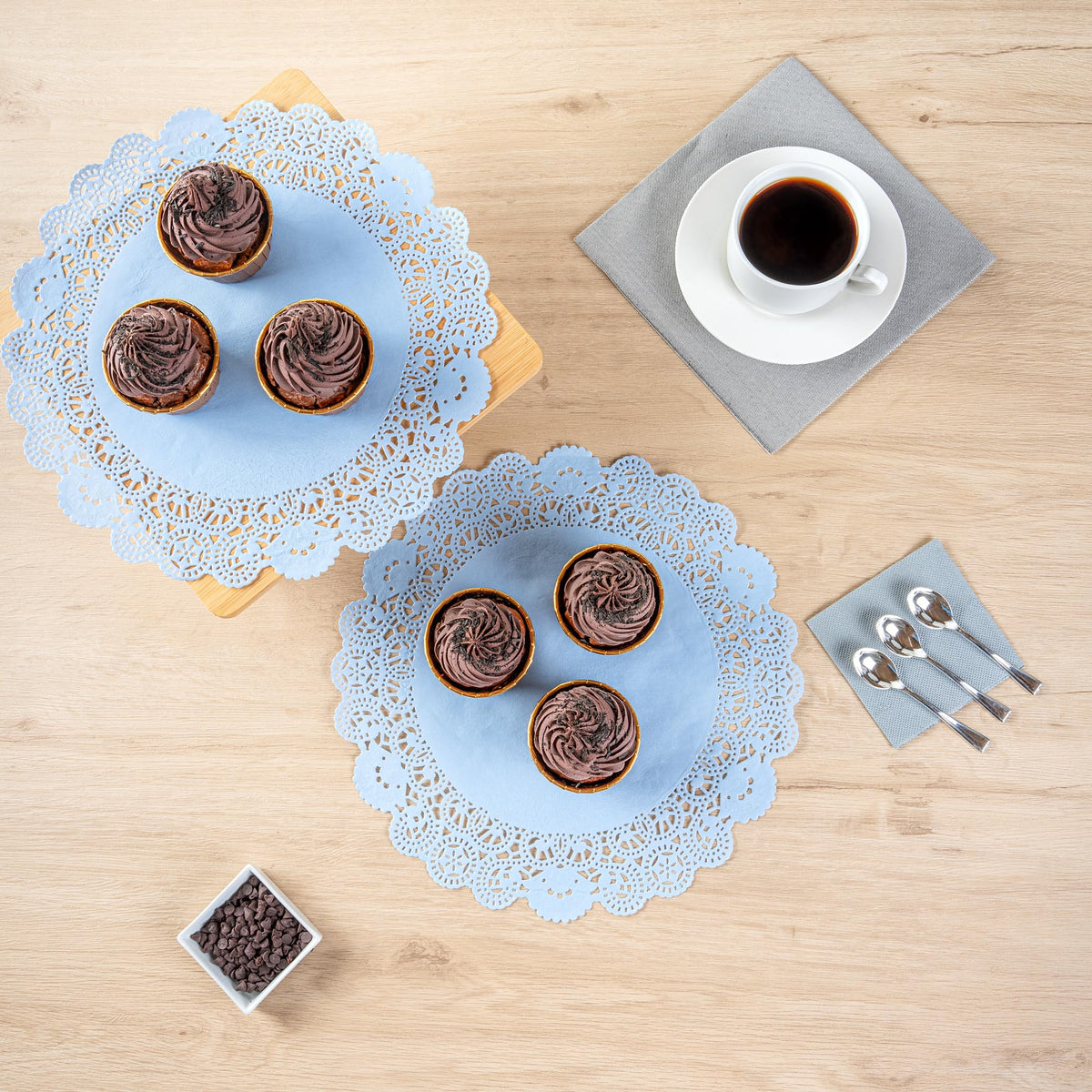 Moisture-absorbing Pastry Tek doilies protect surfaces during service