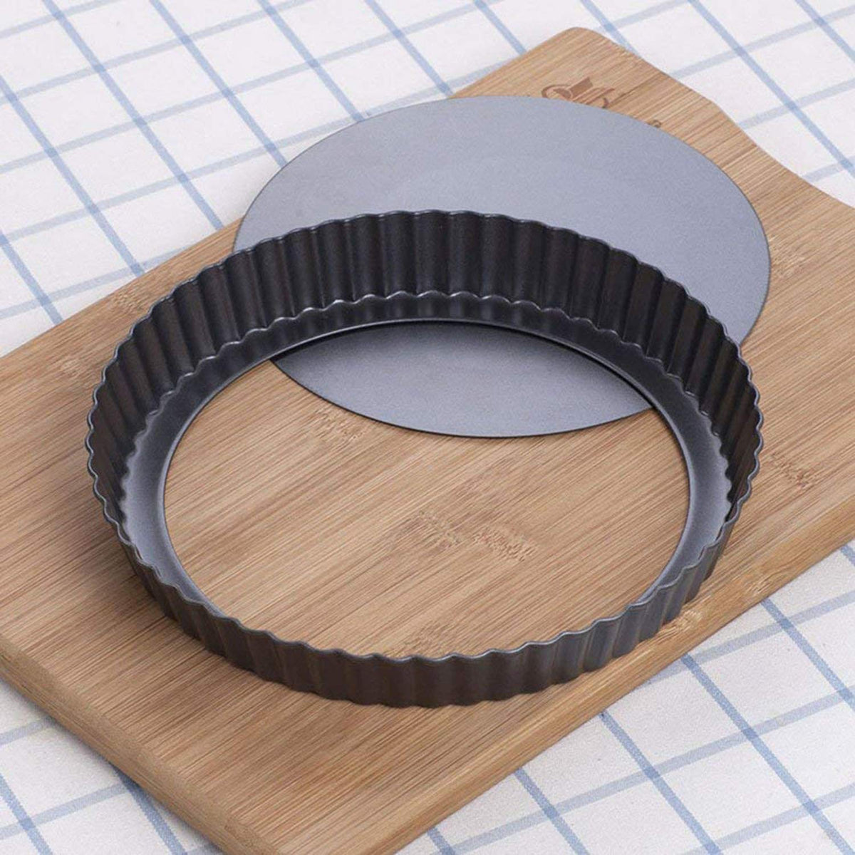 RICHSC-PAN tart pan with loose bottom for easy release and clean removal.
