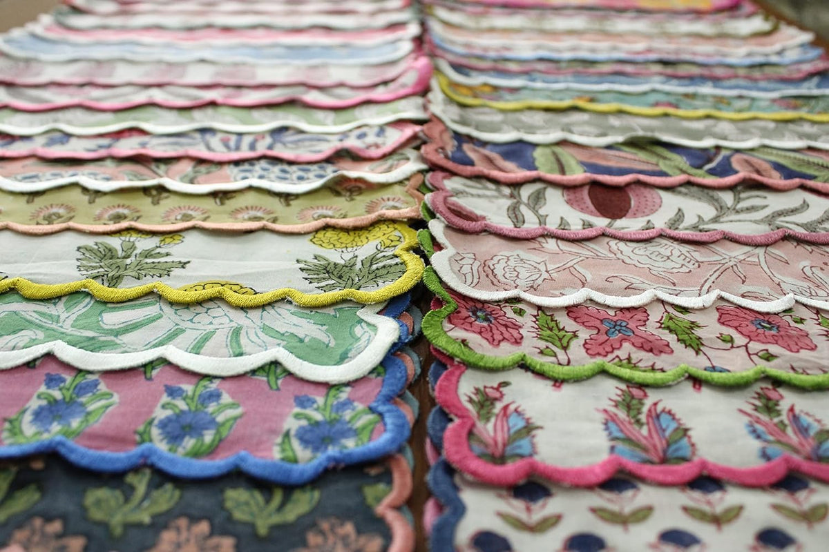 Outdoor dining with Ridhi napkins for a stylish, practical setup