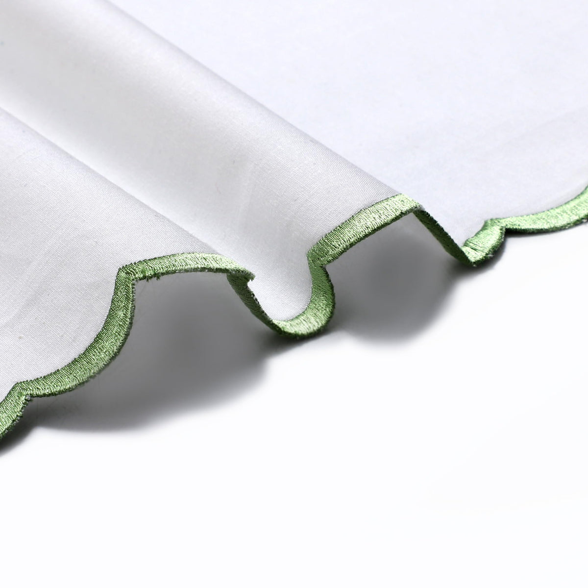 Ridhi wedding dining scene with cloth napkins for celebrations.