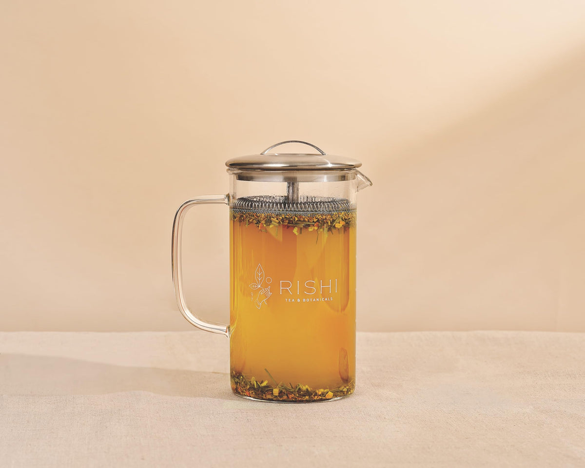 Rishi Tea Simple Brew borosilicate glass showing infusion color.