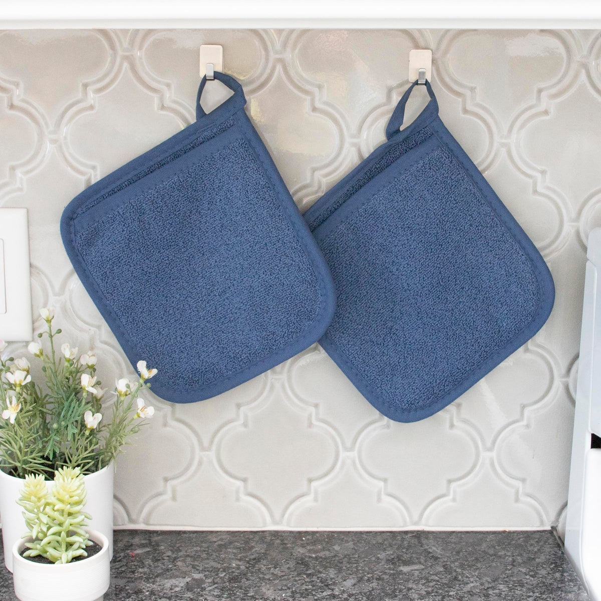 RITZ Terry Potholder machine-washable for hassle-free cleaning after cooking.