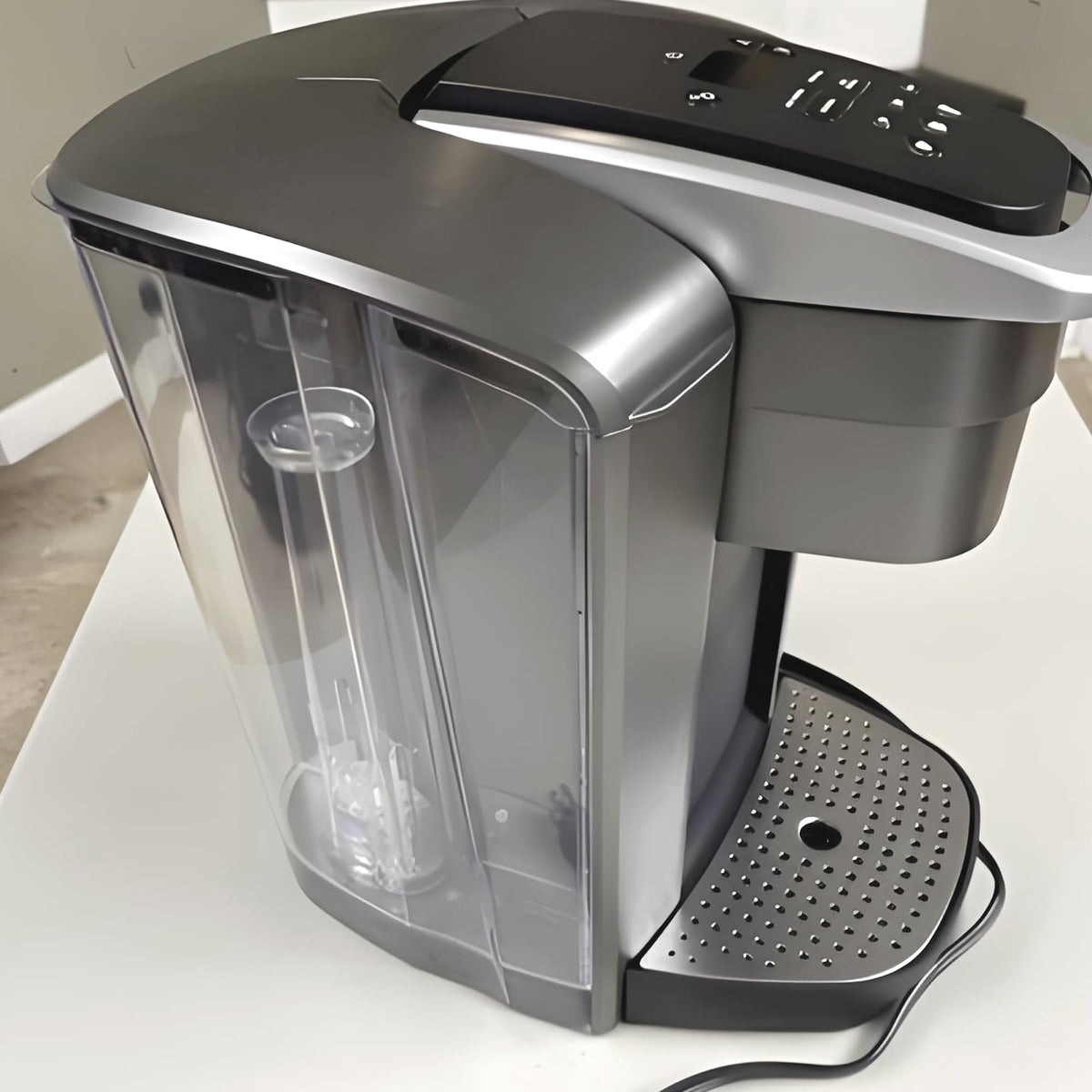 RLPARZOICE reservoir in-use with Keurig K-Elite, highlighting uninterrupted coffee sessions.