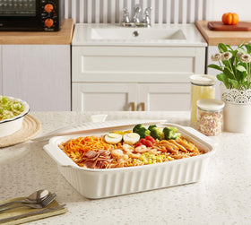 Roeveca lasagna pan with lid preserves moisture and enables easy leftovers storage.