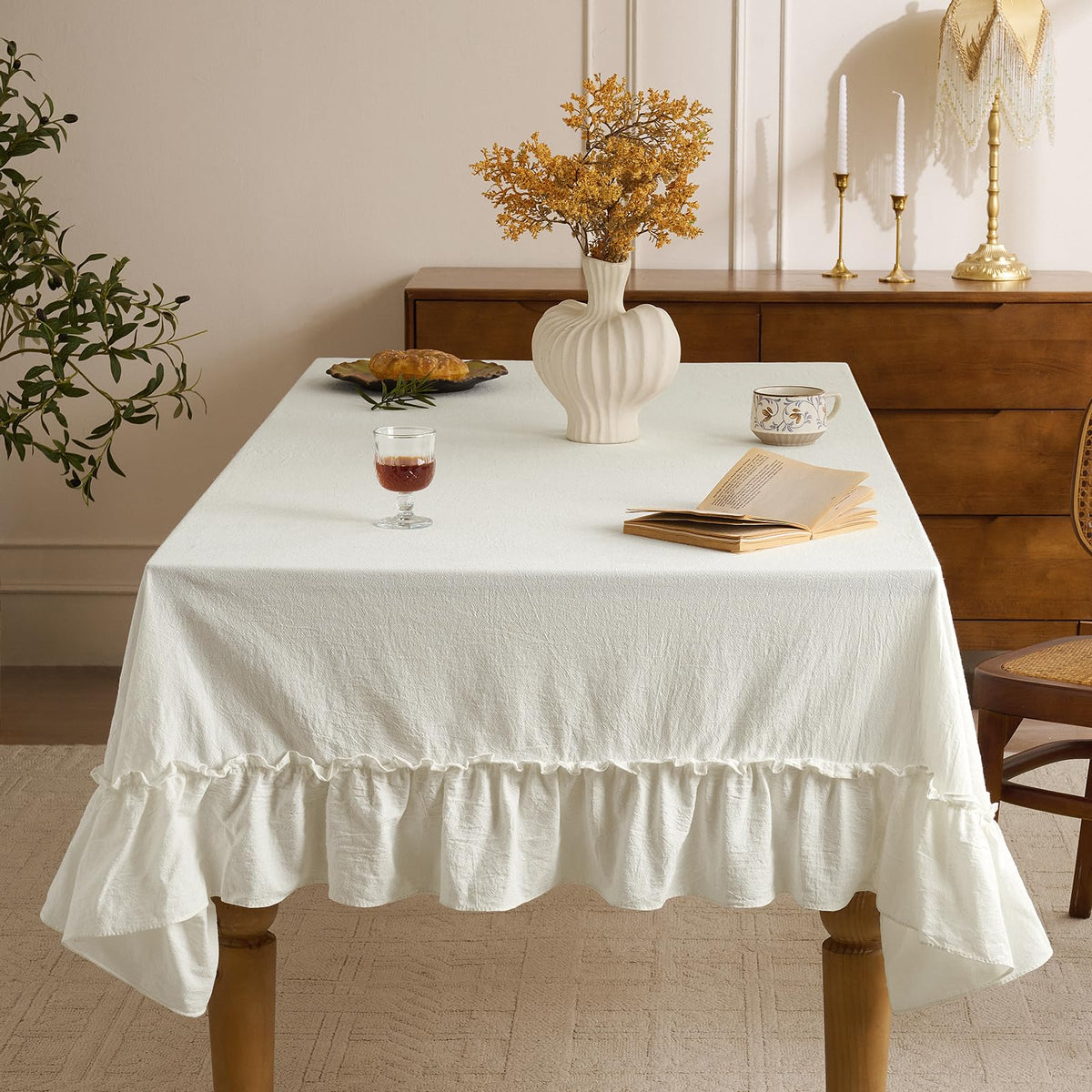 Romanstile tablecloth flounce trim close-up highlighting decorative edge for stylish tables