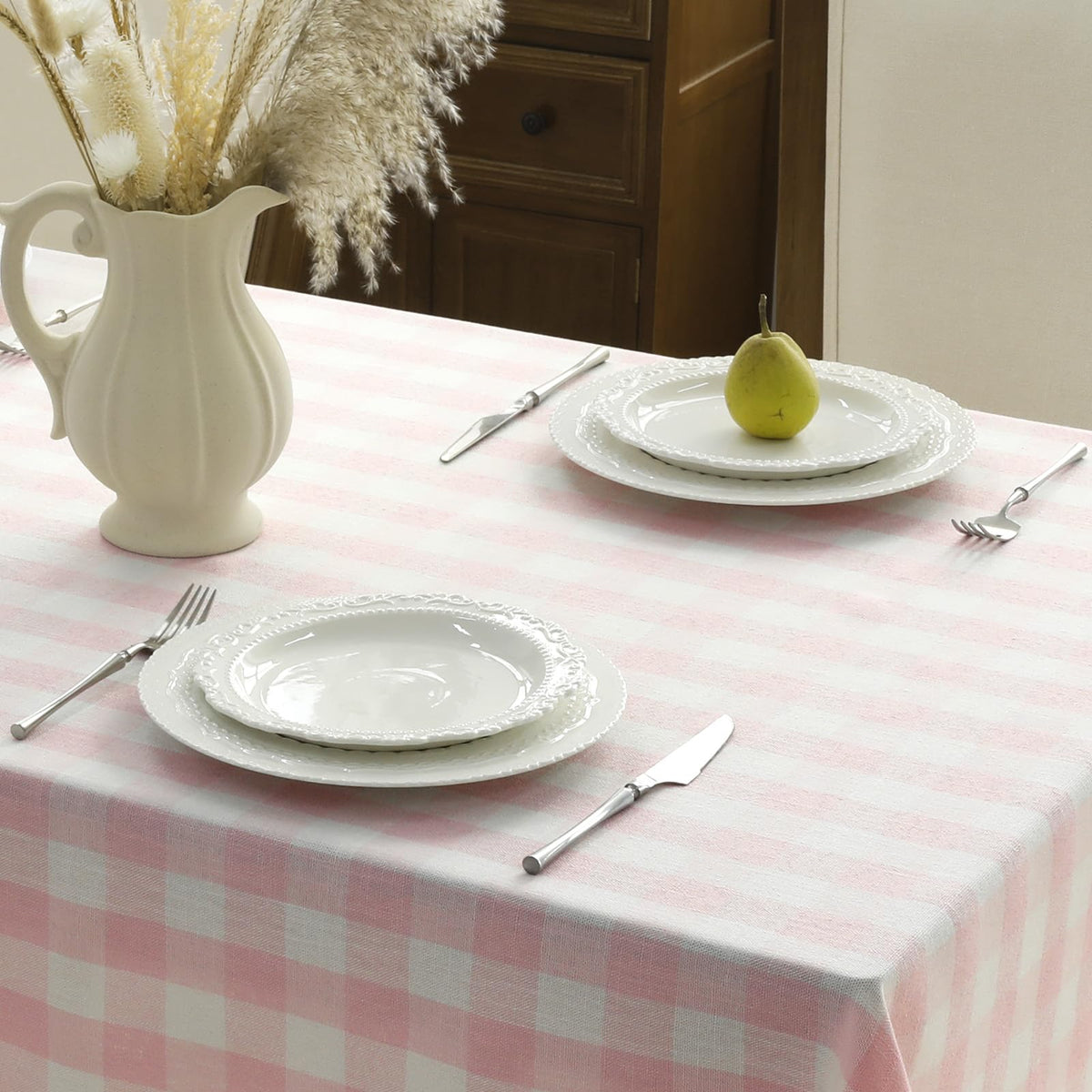 Romanstile tassel edge detail on the tablecloth for elegant table decor