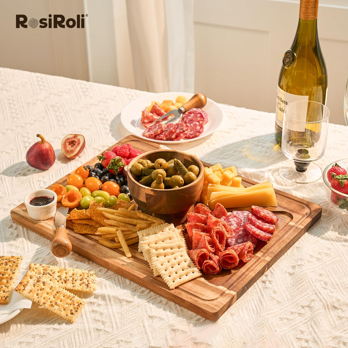 RosiRoli magnetic bowl detaches for easy serving and separate dips or utensils.