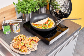 Rösle in-use kitchen scene shows easy grip and stable can handling.