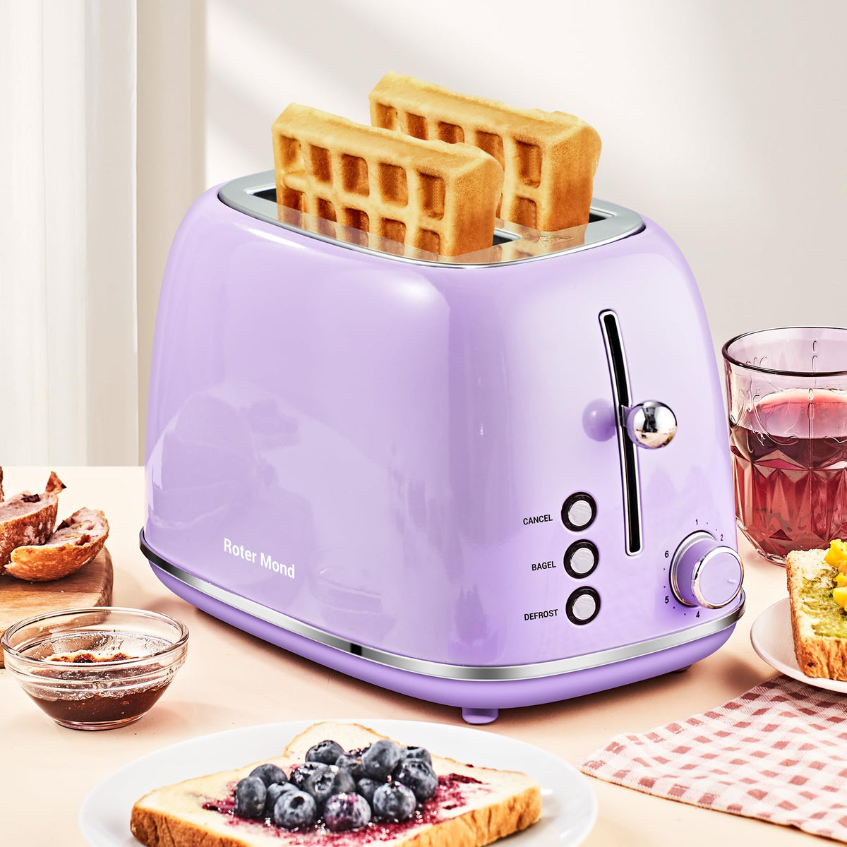 Roter Mond 2-Slice Toaster removable crumb tray for easy cleaning.