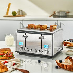Roter Mond extra-wide slots toast bagels and thick bread evenly.