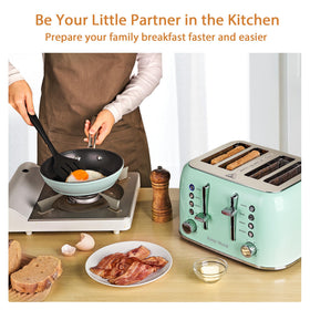 Removable crumb tray on the Roter Mond toaster for easy cleanup