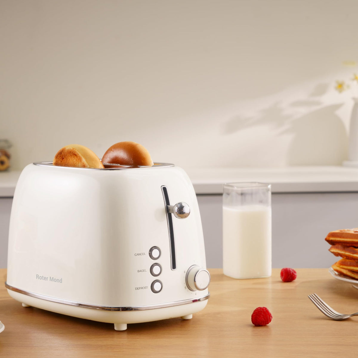 Roter Mond toaster side view shows extra wide slots for thick bread
