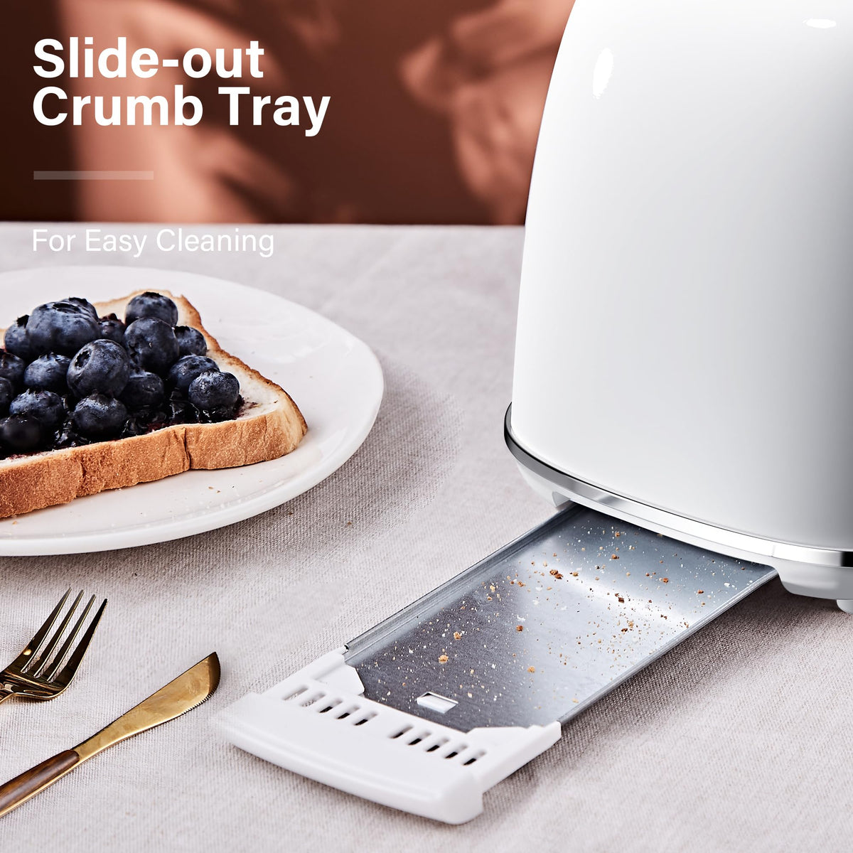 Roter Mond removable crumb tray simplifies cleanup after toasting.
