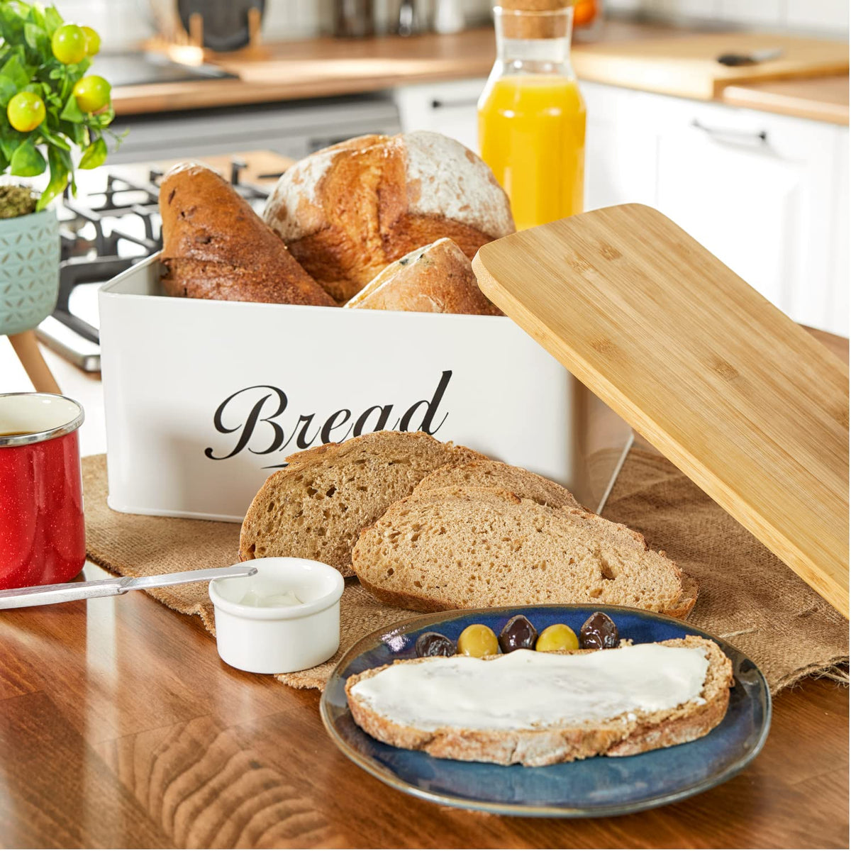 RoyalHouse durable metal construction supports everyday bread storage.