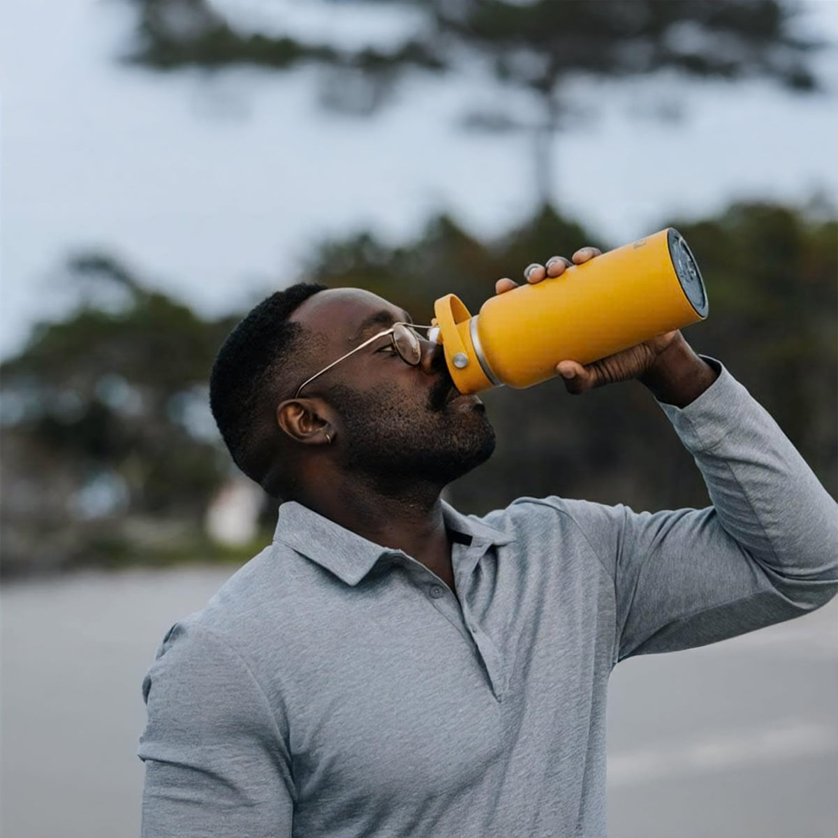 RTIC Outback Bottle built-in carrying ring for easy transport.