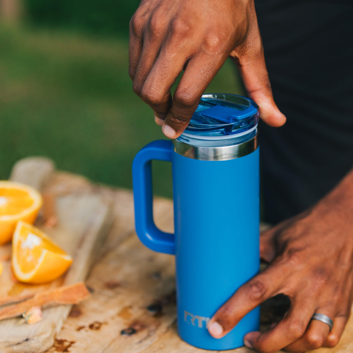 RTIC Road Trip Mug no-sweat exterior keeps hands dry during use