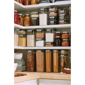 Rubbermaid Brilliance airtight seal closeup prevents leaks and preserves freshness.