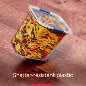 Rubbermaid Brilliance includes 1/2-cup scoops for precise measuring.