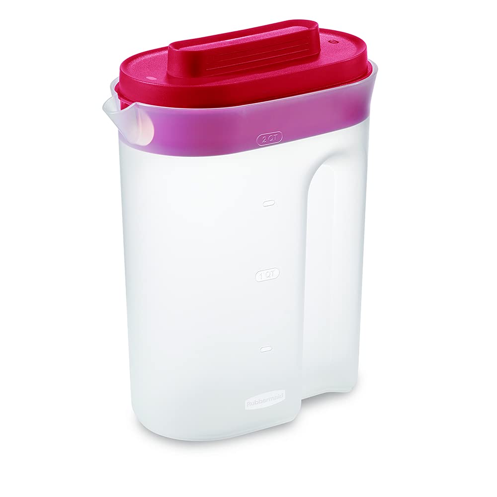 Rubbermaid Compact Pitcher with Lid, lid closed, spill-minimizing seal.