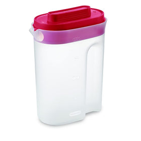 Rubbermaid Compact Pitcher with Lid, lid closed, spill-minimizing seal.