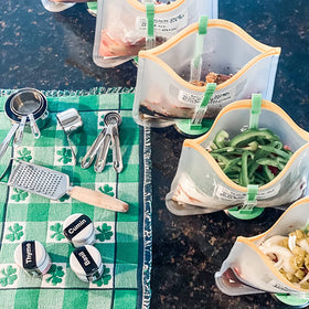 Ruibo Baggy Rack Holder demonstrates filling bags hands-free.