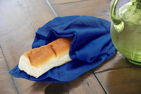 Ruvanti Flour Sack Towel dish-cleaning close-up with streak-free result