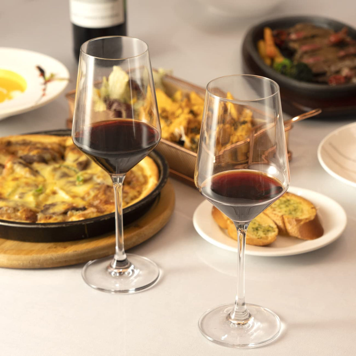 S Salient hand-blown crystal glass offers vibrant clarity for savoring red or white wine.