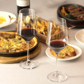 S Salient hand-blown crystal glass offers vibrant clarity for savoring red or white wine.