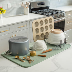 S&T INC absorbent microfiber surface soaks water from glassware.
