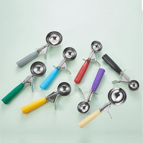 Saebye black-handle scoop offers a comfy grip during use.
