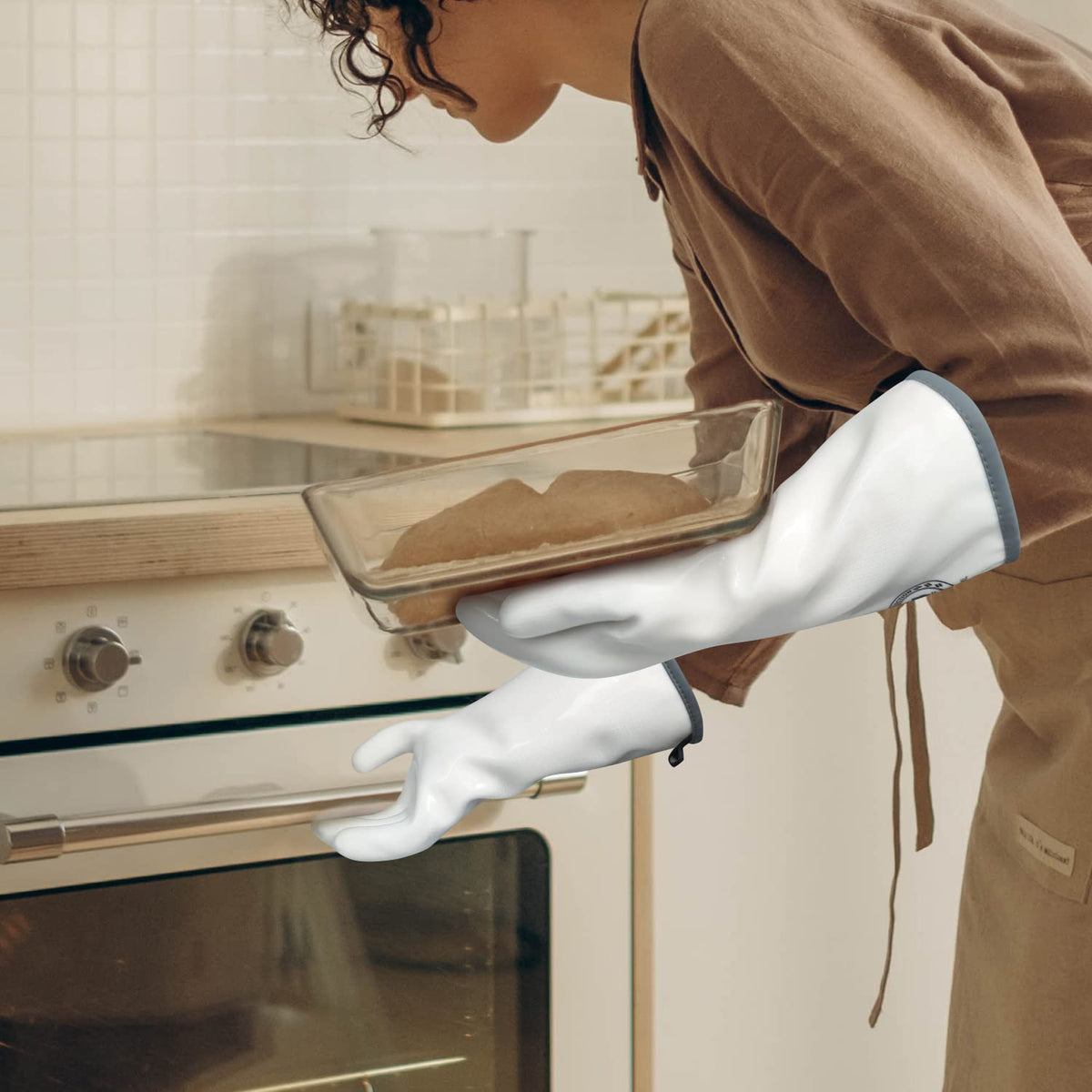 Safety Protection Lingli food-grade silicone gloves allow direct contact with food during prep.