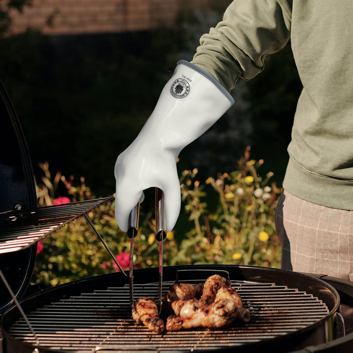 SAFETY PROTECTION LINGLI gloves use food-grade silicone safe for direct contact with foods.
