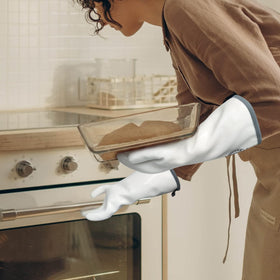 SAFETY PROTECTION LINGLI gloves are waterproof for steam and splashes in the kitchen.