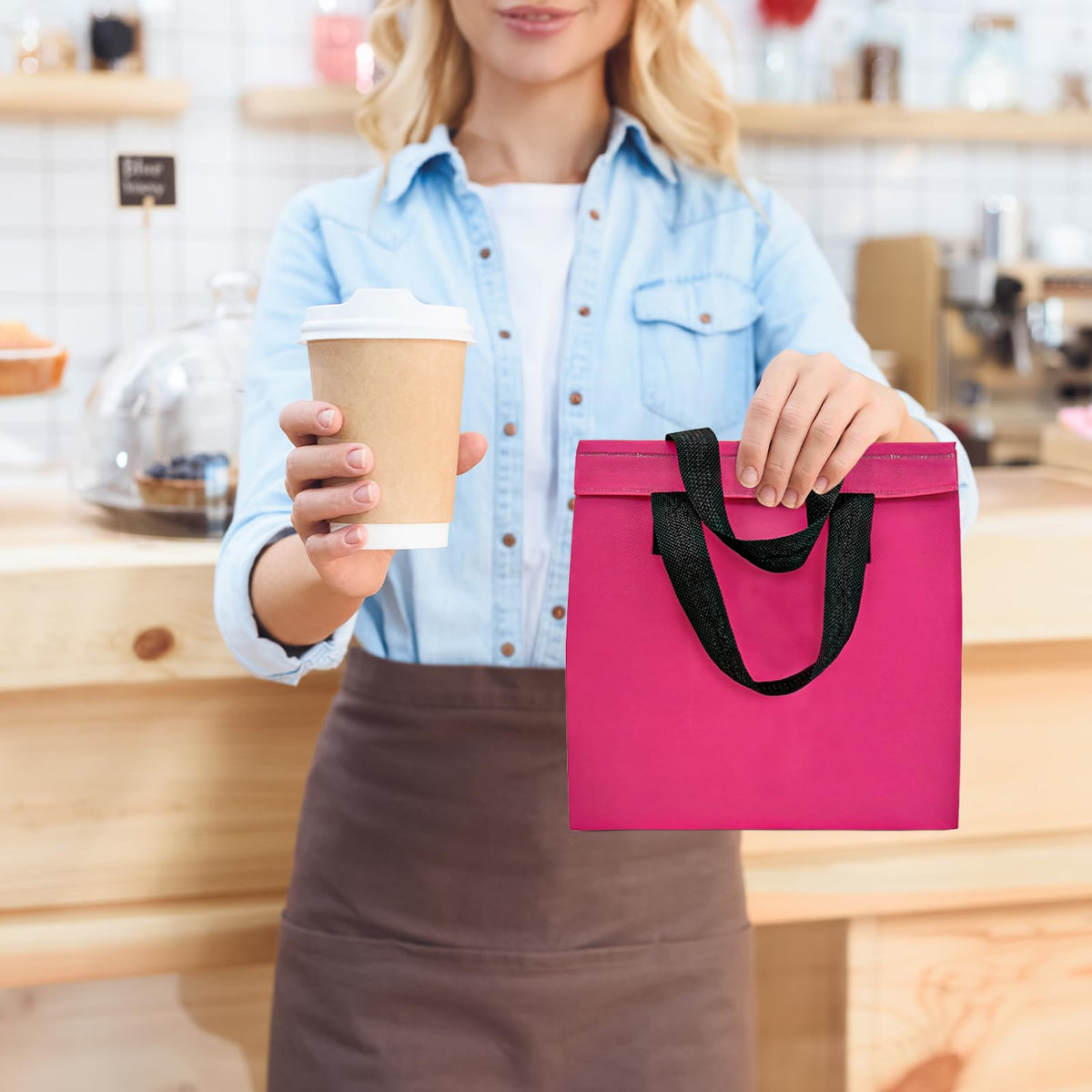 SAMORADREA cooler bag with waterproof lining protects contents from spills and weather.