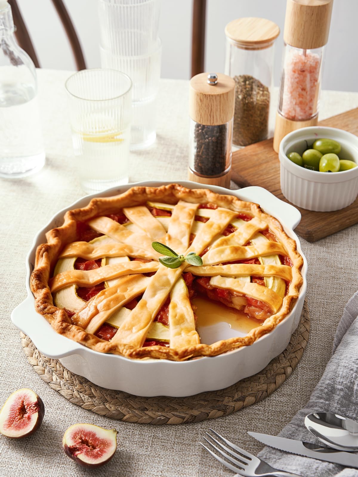 Samsle dishwasher-safe pan cleans easily after family meals.
