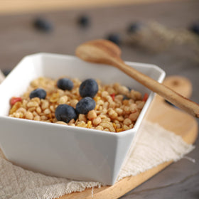 Samsle porcelain bowls with square design, great for compact storage.