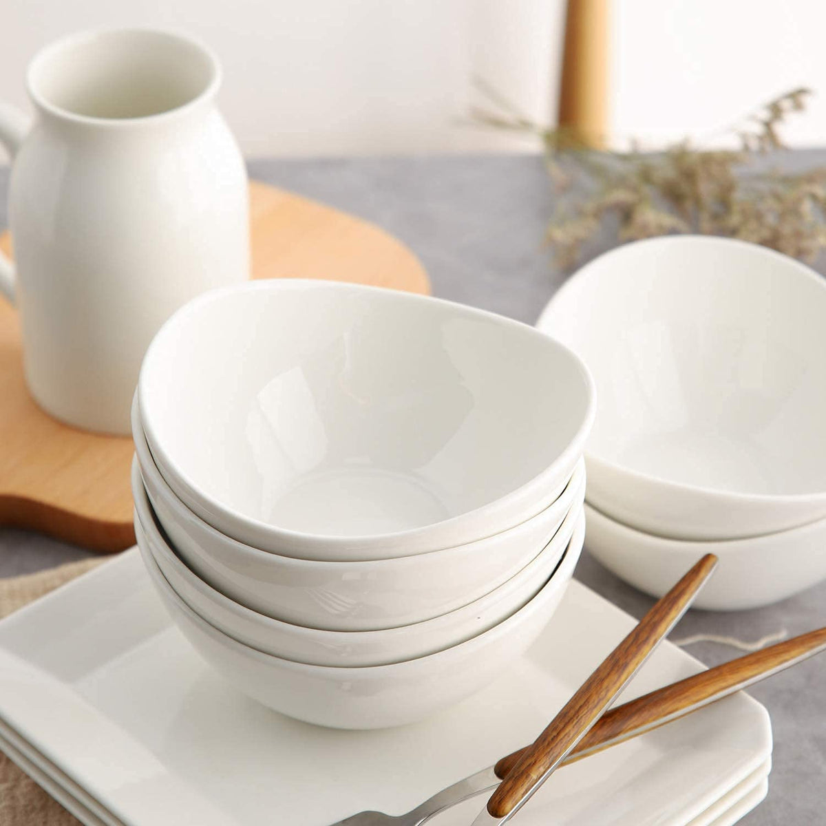 Samsle set of bowls presents treats neatly at parties.