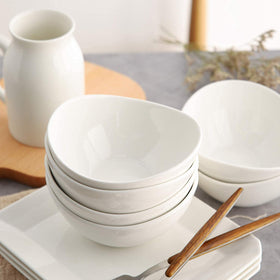 Samsle set of bowls presents treats neatly at parties.