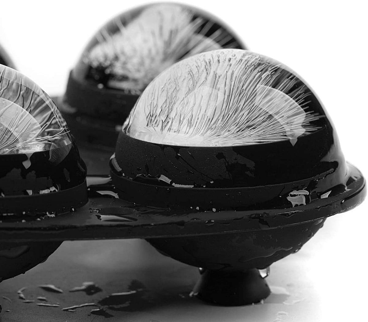 Samuelworld professional-style ice makes larger cubes for refined cocktails
