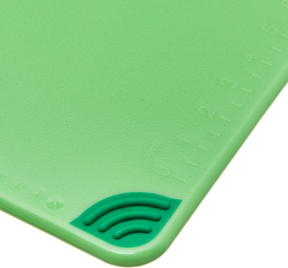 San Jamar Saf-T-Grip cutting board is dishwasher safe for quick cleaning.